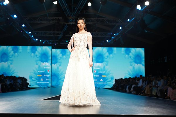 Chic fabric choices for diy face masks: enhance your wardrobe with the ideal style!